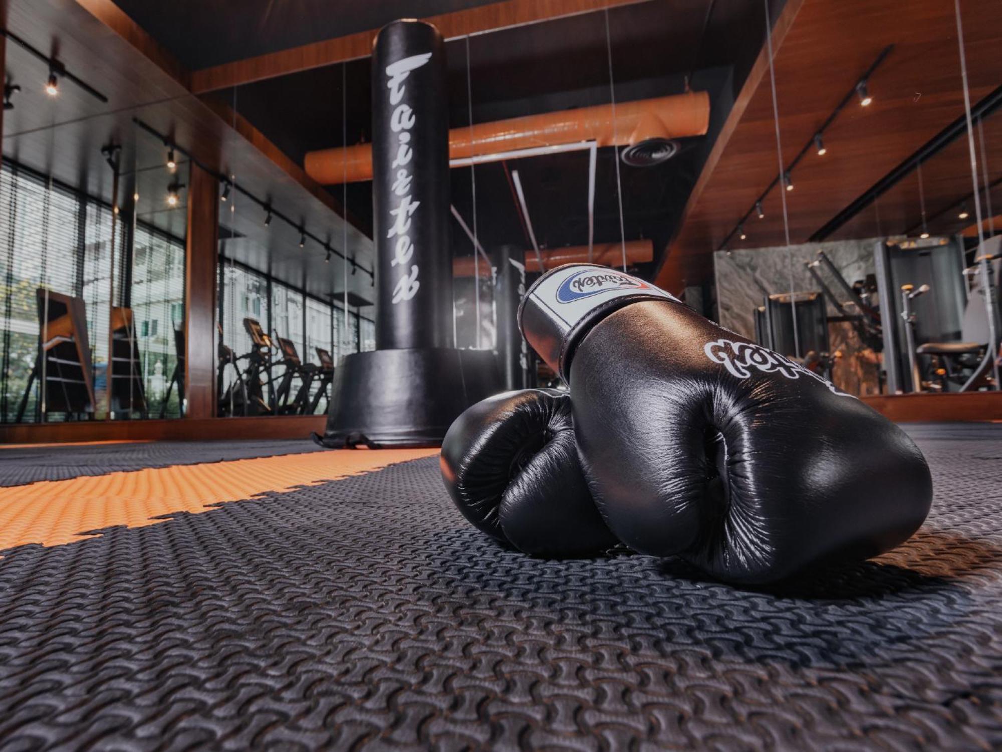 Nysa Hotel Bangkok Sukhumvit 11 Εξωτερικό φωτογραφία A pair of boxing gloves