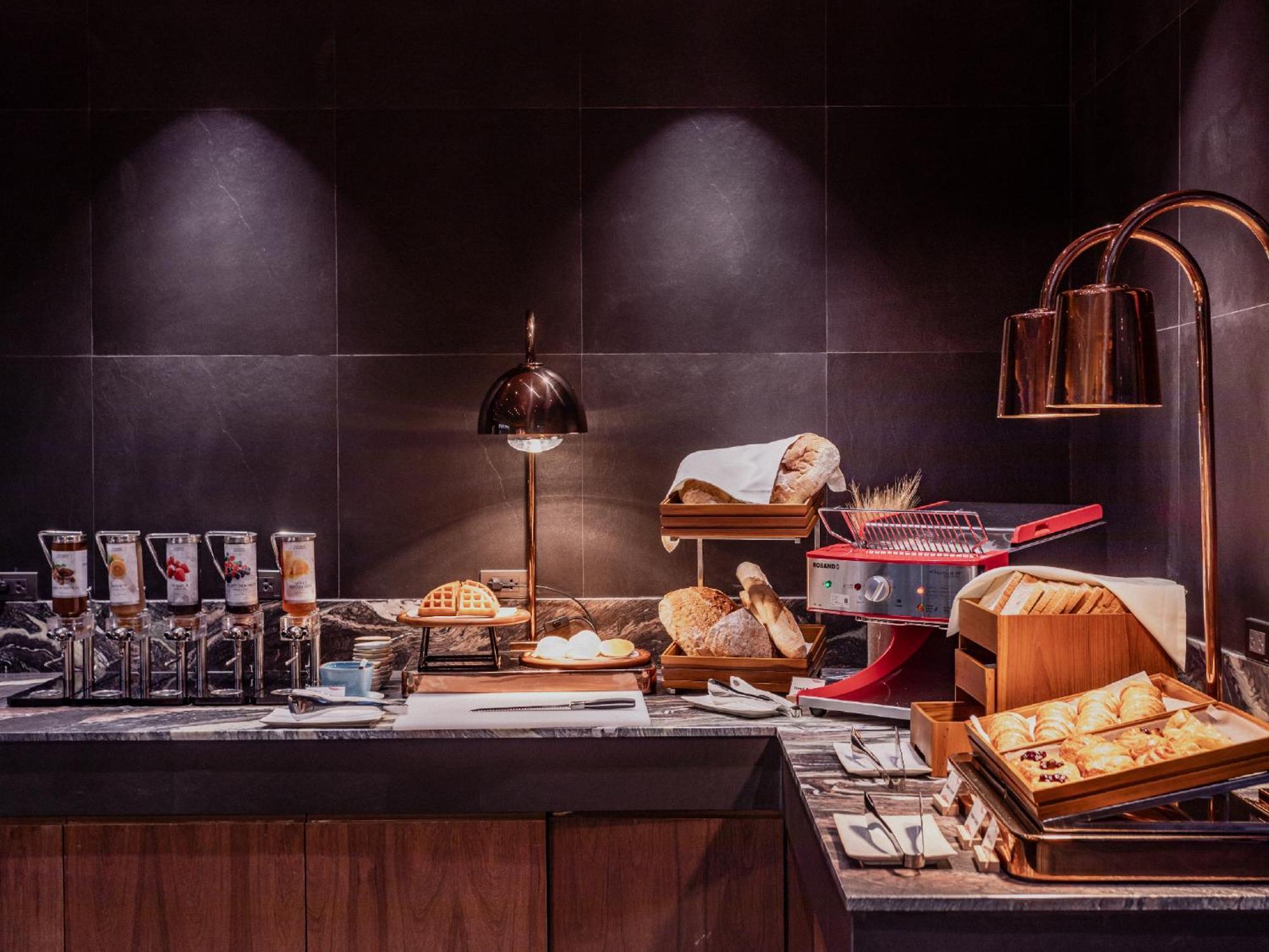Nysa Hotel Bangkok Sukhumvit 11 Εξωτερικό φωτογραφία A buffet at a hotel