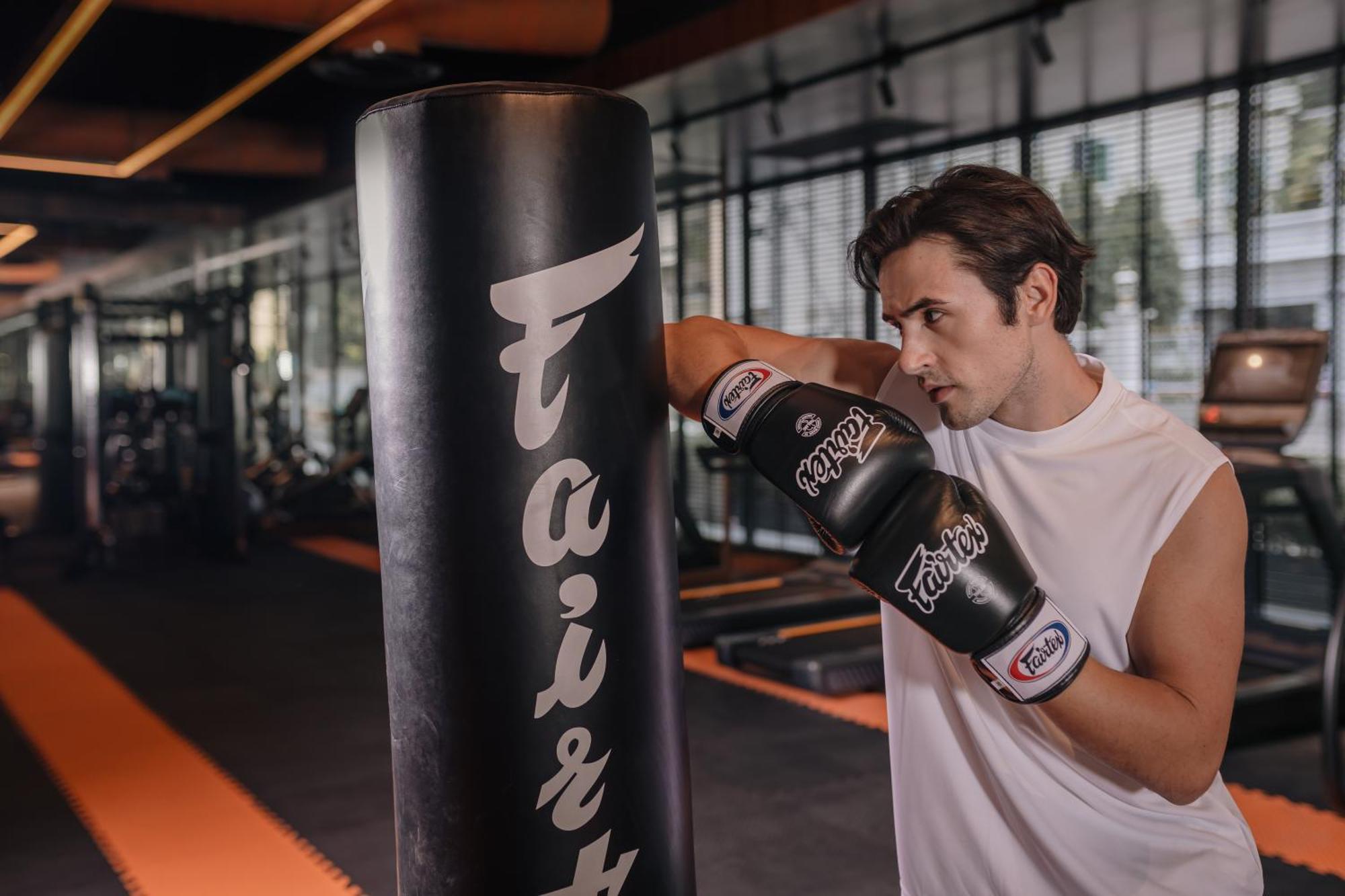 Nysa Hotel Bangkok Sukhumvit 11 Εξωτερικό φωτογραφία A boxer training with a heavy bag