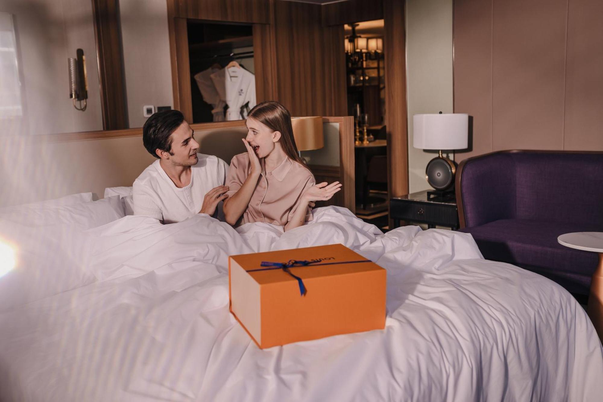 Nysa Hotel Bangkok Sukhumvit 11 Εξωτερικό φωτογραφία A couple opening a present