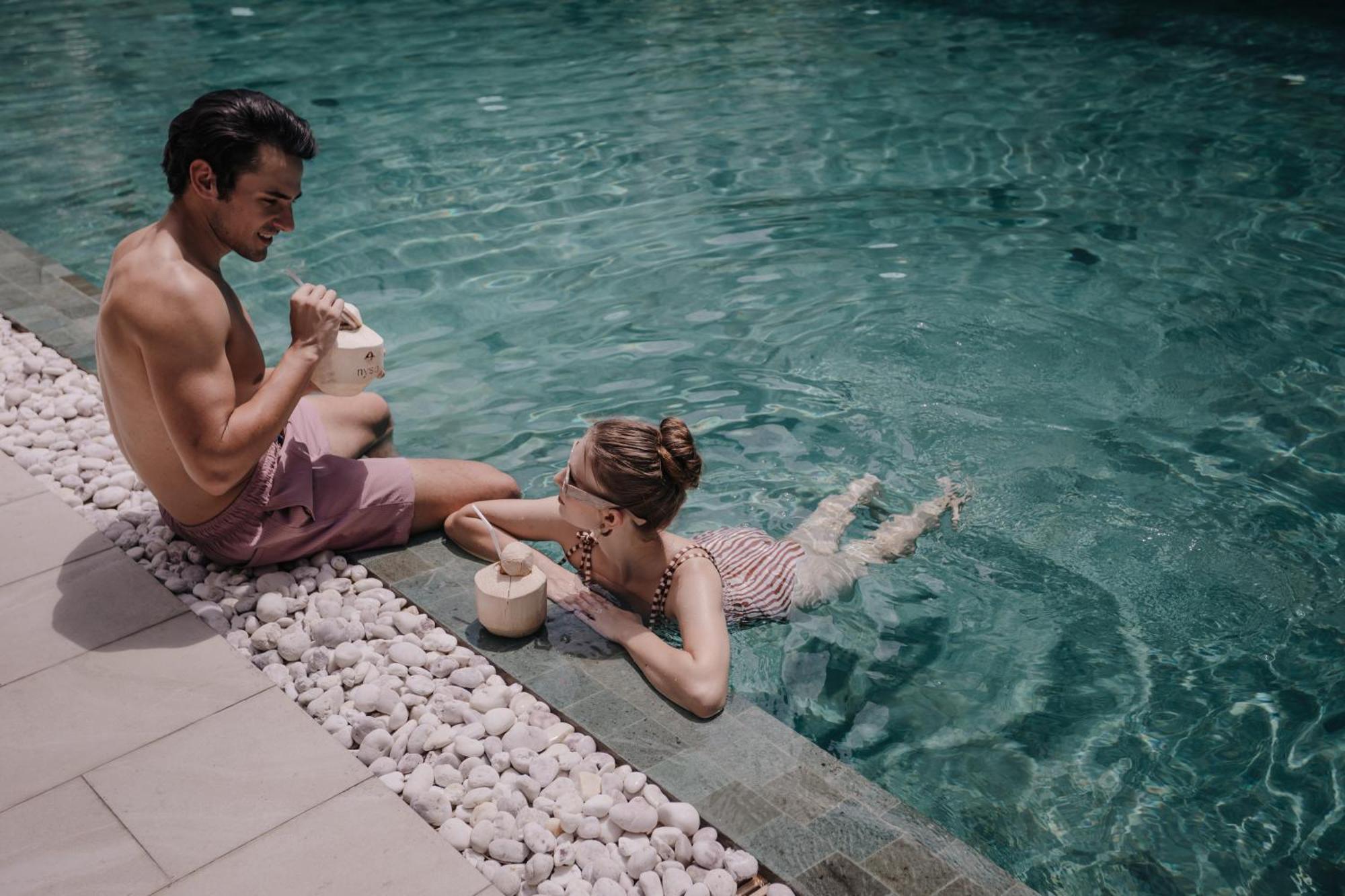 Nysa Hotel Bangkok Sukhumvit 11 Εξωτερικό φωτογραφία A couple drinking coconut water in a swimming pool
