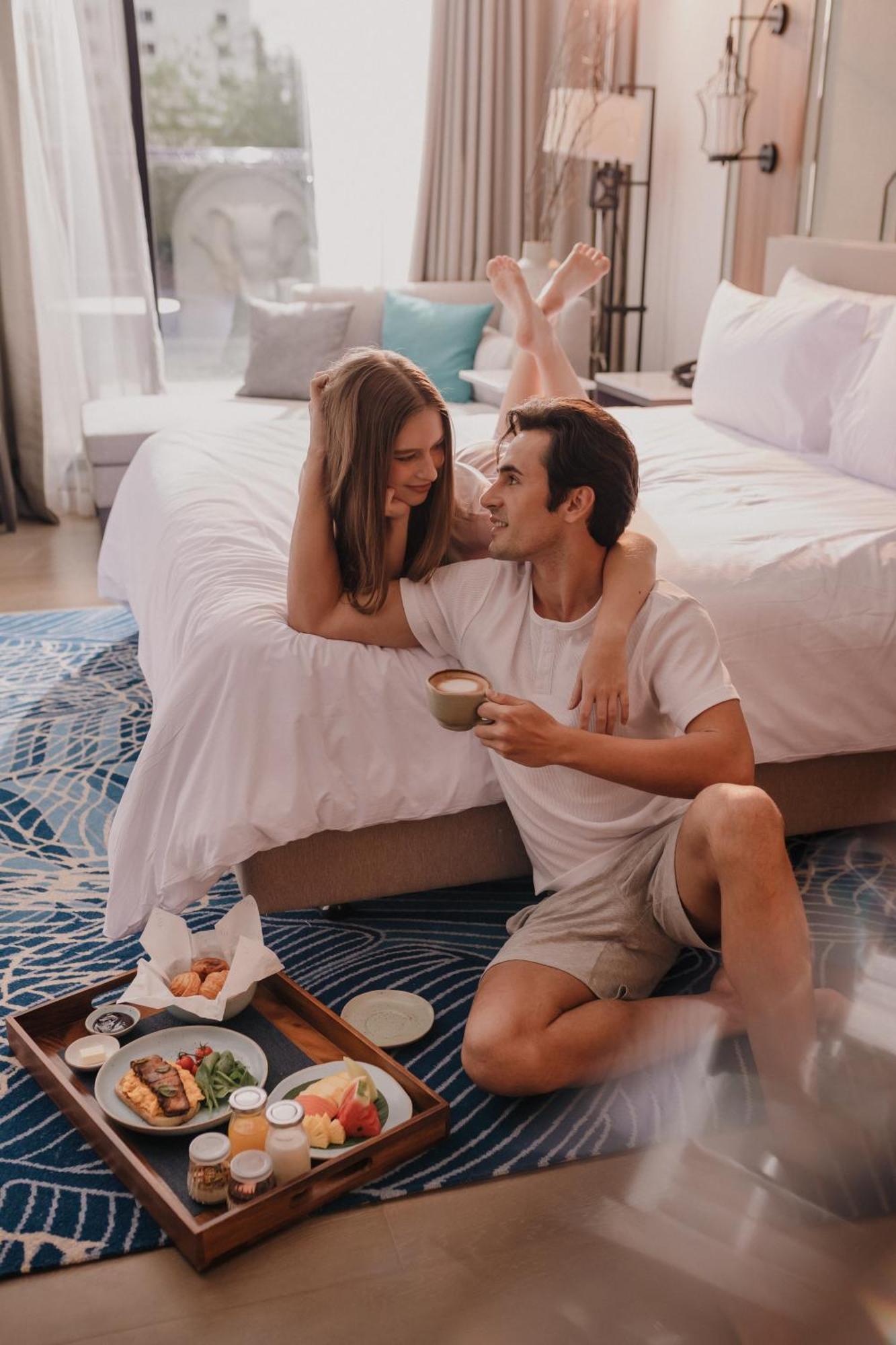 Nysa Hotel Bangkok Sukhumvit 11 Εξωτερικό φωτογραφία Romantic couple in a hotel room