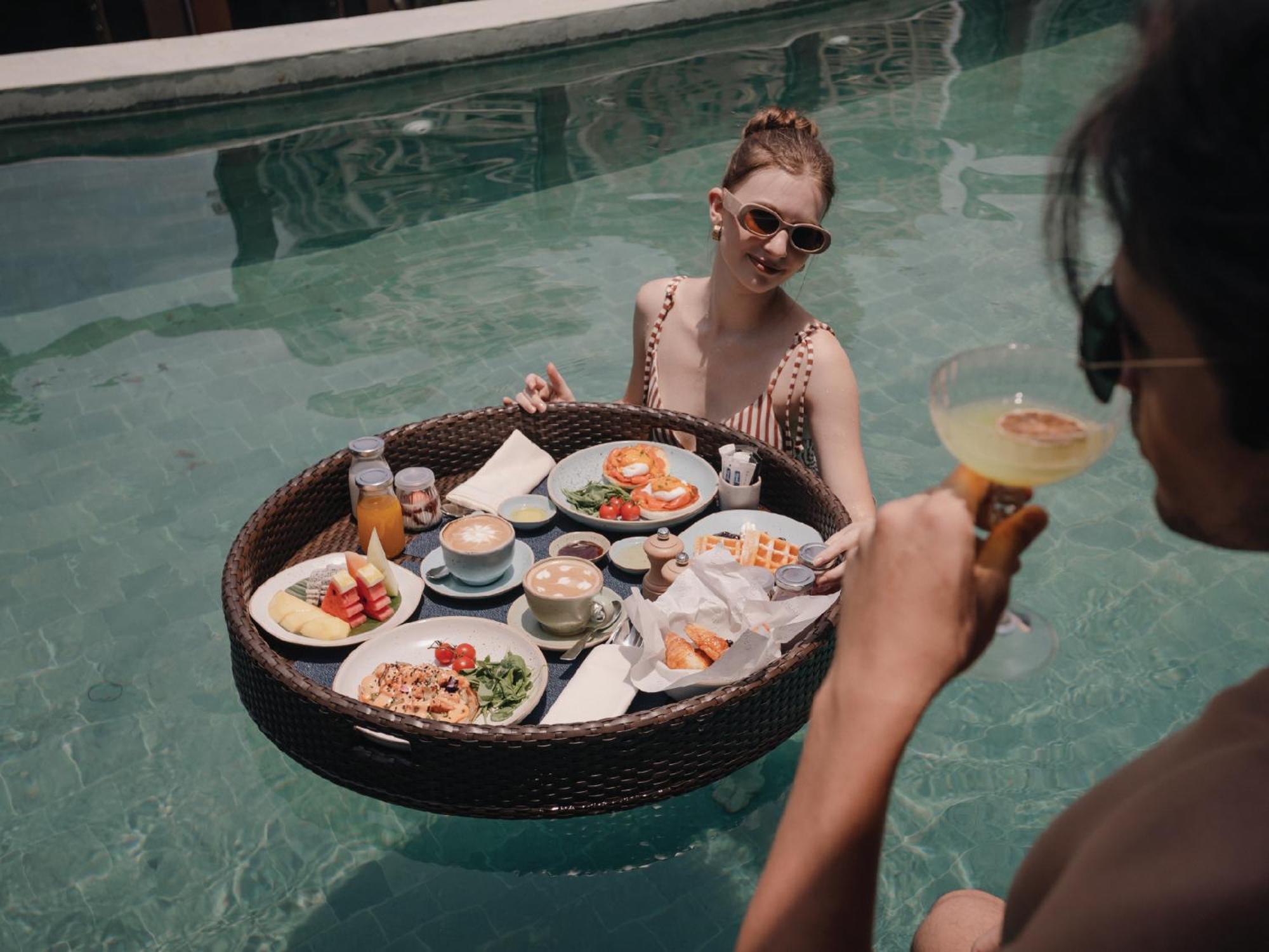 Nysa Hotel Bangkok Sukhumvit 11 Εξωτερικό φωτογραφία Floating breakfast at Alila Villas Uluwatu